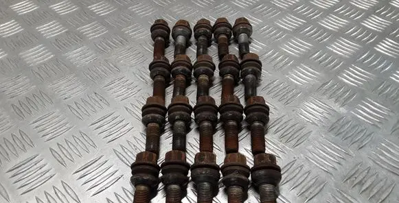 Volkswagen Touareg I Nuts/bolts 