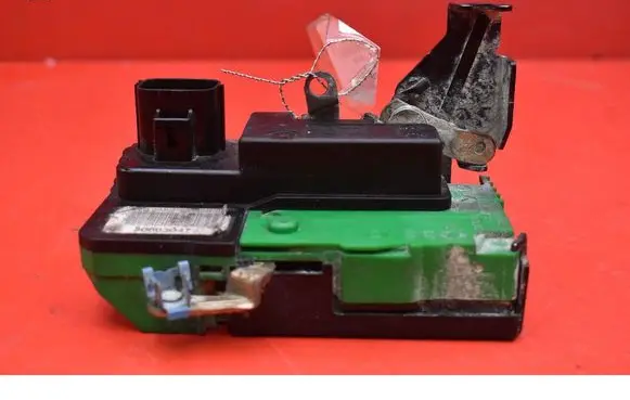 Volvo XC90 Front door lock 30663047