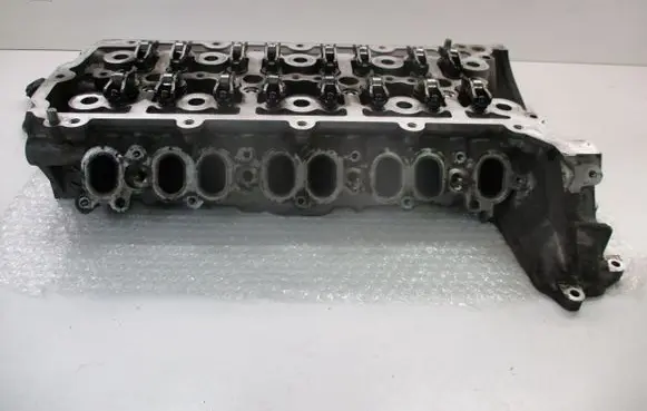 Jaguar XE Engine head PBG4D36090AC G4D36090AC 204DTD