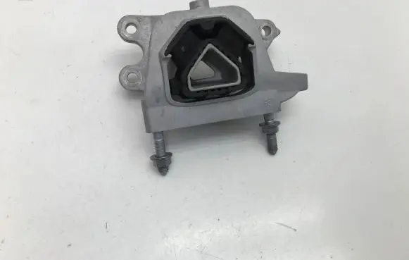 Opel Mokka B Engine mount bracket 9826533880