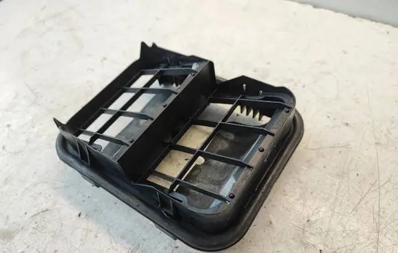 Opel Vivaro Quarter panel pressure vent 
