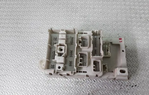 Toyota RAV 4 (XA20) Fuse module 8273342081