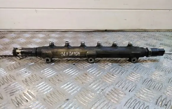Volvo V70 Fuel main line pipe 8658252 0445215010