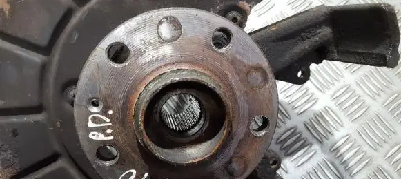 Volkswagen Golf V Front wheel hub