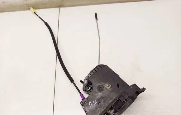 Opel Insignia B Front door lock 13597527