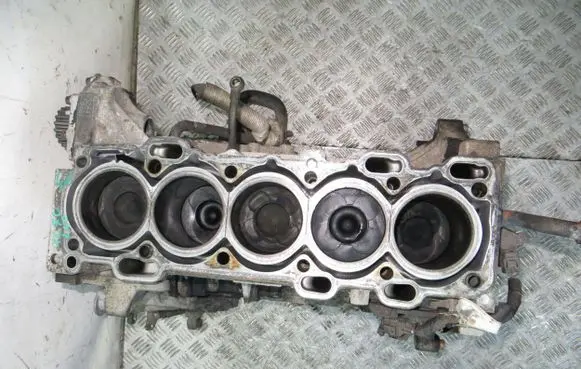 Volvo XC70 Engine block 30677367
