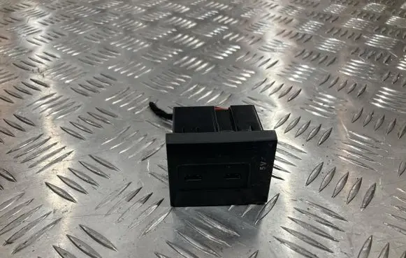 Mercedes-Benz C W202 USB socket connector A2478200301