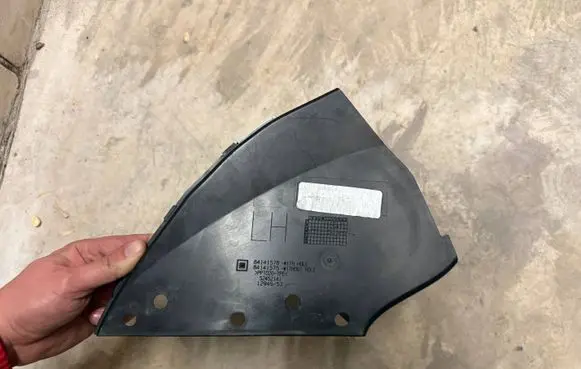 Chevrolet Camaro Intercooler air channel guide 84141578 84141575