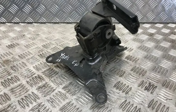 Toyota Yaris Engine mount bracket