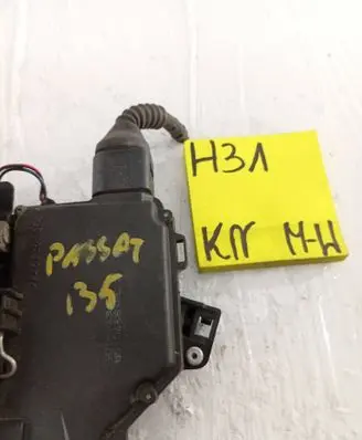 Volkswagen PASSAT B5 Front door lock 1212123