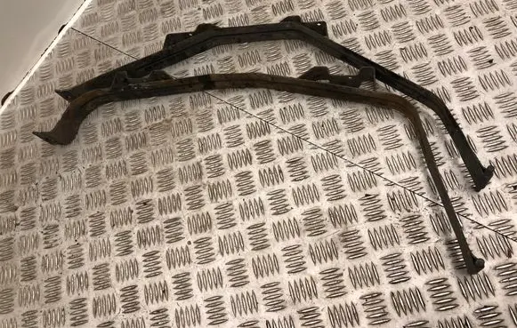 Opel Insignia A Fuel tank mounting bracket 