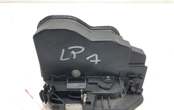 BMW X3 E83 Front door lock 7167071