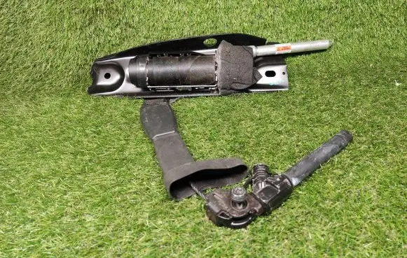 Volvo V70 Front seatbelt 39865061