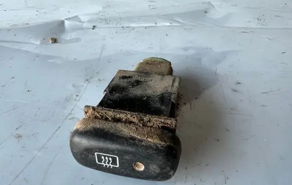 Suzuki Grand Vitara I Windscreen/window heater switch 