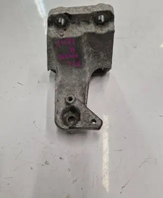 Engine mounting bracket