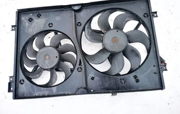 Radiator cooling fan shroud