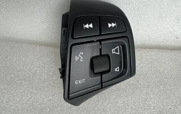 Volvo S60 Steering wheel buttons/switches 31334463