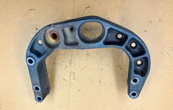 Mercedes-Benz Vito Viano W638 Engine mounting bracket A6112230504