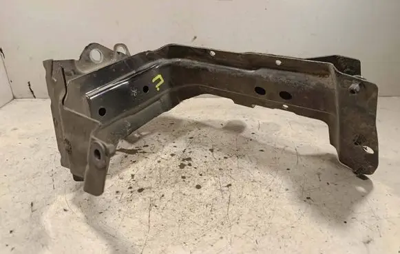 Audi Q7 4M Fender mounting bracket 4M0821138A 0815
