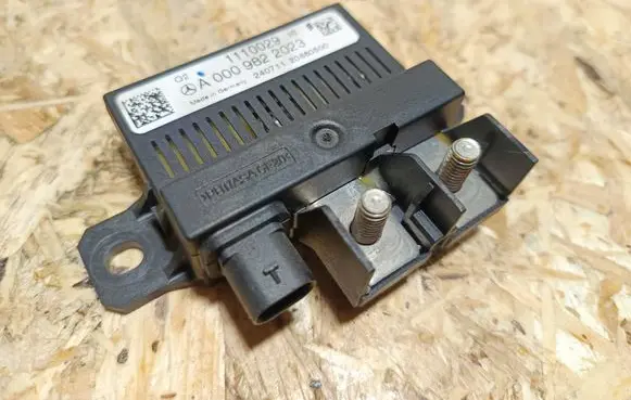 Mercedes-Benz C W204 Charging relay A0009822023 1110029