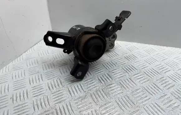 Toyota Avensis T270 Engine mount bracket 123050R020 123150R020