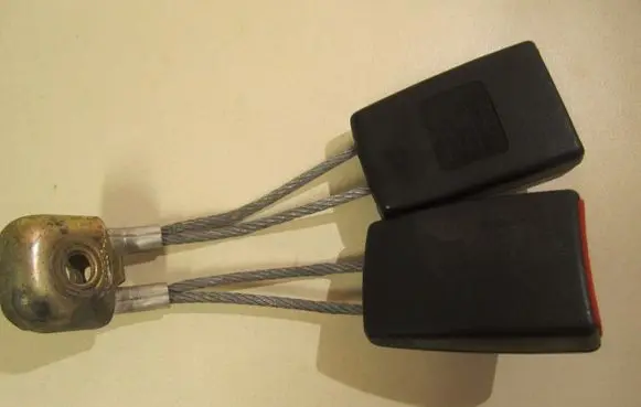 Middle seatbelt buckle (rear)