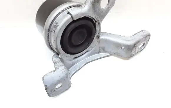 Volvo V70 Engine mount bracket 6G926F012DD 30671245
