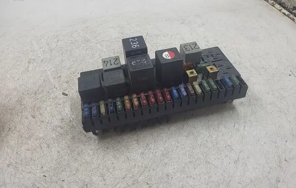 Audi 80 90 B3 Fuse module 443907385C
