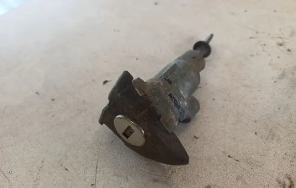 Volkswagen PASSAT B6 Front door lock (next to the handle) 3C0837167B