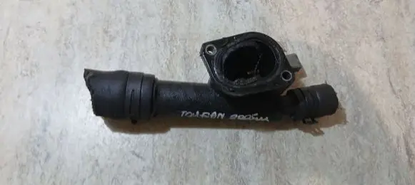 Volkswagen Touran I Engine coolant pipe/hose 038121132