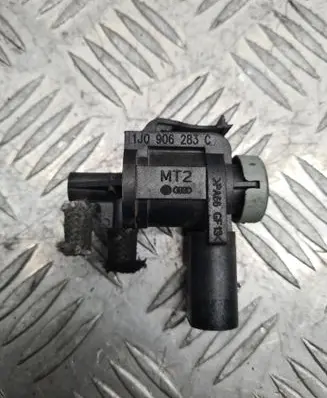 Volkswagen Golf IV Turbo solenoid valve 1J0906283C