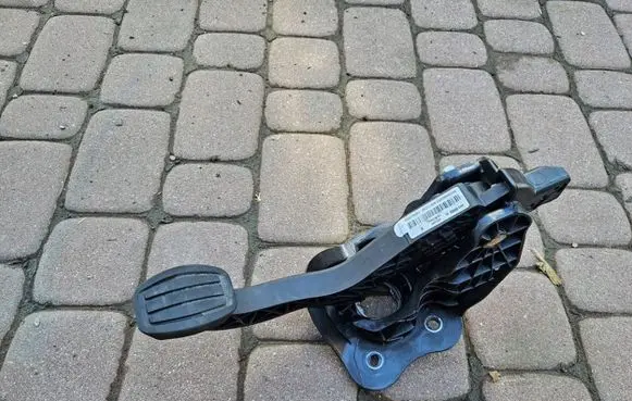 Chevrolet Combo Clutch pedal 9820886080