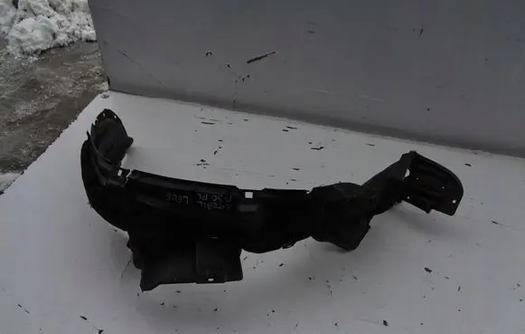 Nissan X-Trail T30 Headlight/headlamp mounting bracket 