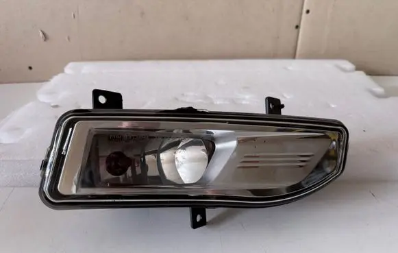 Nissan Leaf II (ZE1) Front fog light 261508995A 90078635