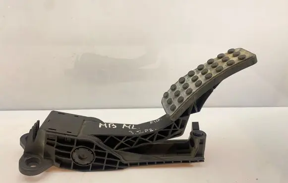 Mercedes-Benz ML W164 Accelerator throttle pedal A1643000104