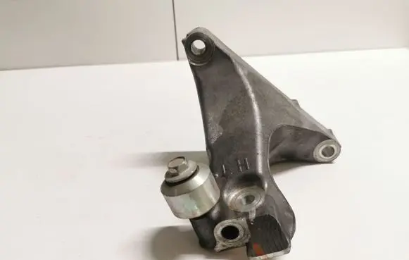 Subaru Outback (BS) Engine mounting bracket