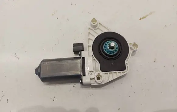 Volkswagen PASSAT B8 Front door window regulator motor 5Q4959801B