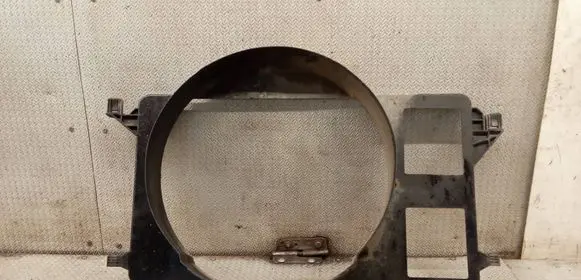Radiator cooling fan shroud