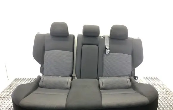 Mitsubishi Lancer VIII Second row seats 