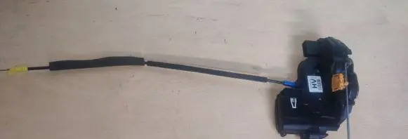 Cadillac SRX Front door lock 13579490
