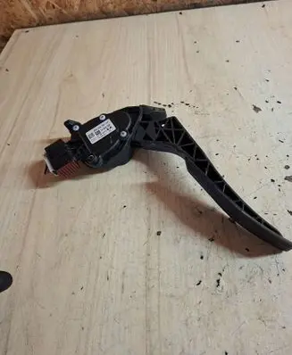 Chevrolet Cruze Accelerator throttle pedal 6PV00976507 13252702