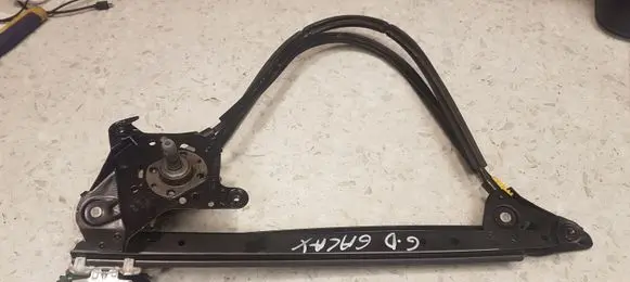 Rear door manual window regulator