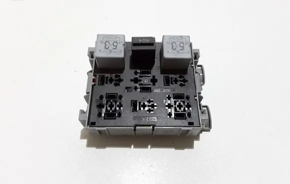 Porsche Cayenne (9PA) Relay mounting block 7L0937503A