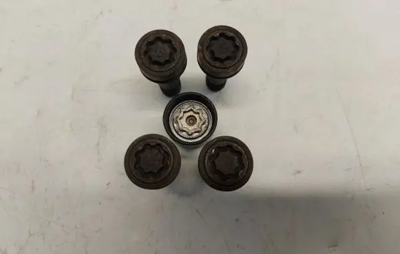 Mercedes-Benz EQC Wheel nut wrench 