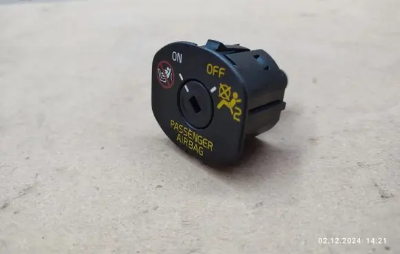 Passenger airbag on/off switch