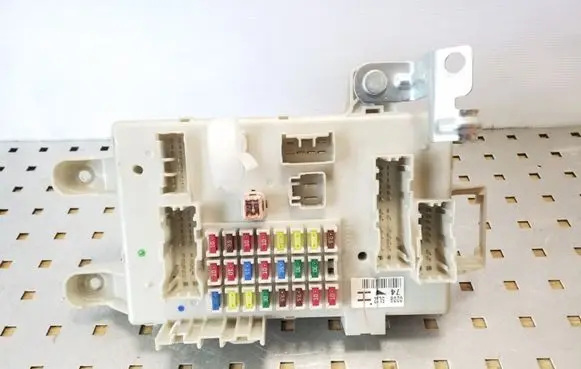 Toyota Land Cruiser (J120) Fuse module