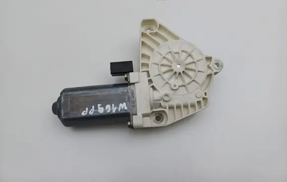 Mercedes-Benz A W169 Front door window regulator motor A1698201642 996137101