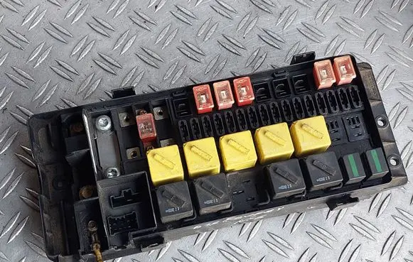 Land Rover Discovery Fuse module YQE000300