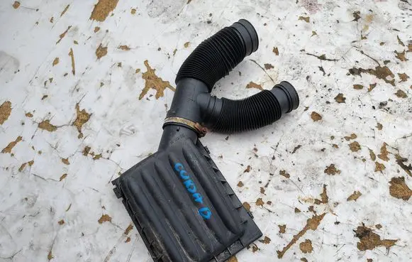 Opel Corsa B Air intake hose/pipe 90502871