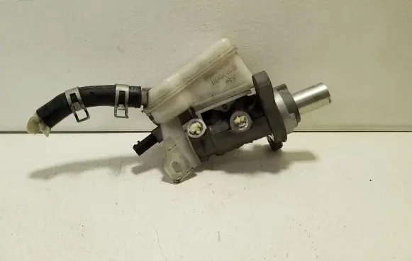 Nissan X-Trail T32 Master brake cylinder 97043852 0204824783